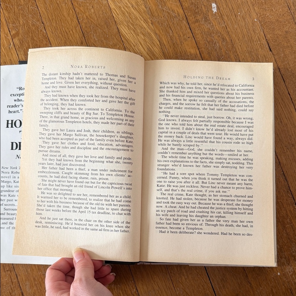 Nora Roberts - Holding the Dream hardcover - Picture 11 of 16